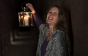 Frau im Dunkel mit Laterne in der Hand