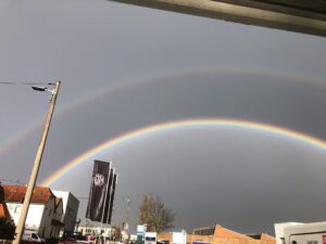 Doppelter Regenbogen an einer Tankstelle in KH