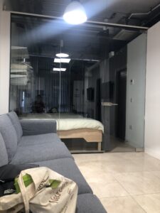 Ein Blick in unser Zimmer mit Coach und Bett.