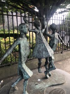 tanzende Kinder aus Bronze